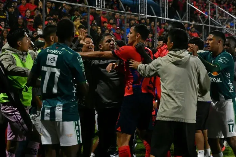 Final de fútbol en Guatemala termina con enfrentamiento en la cancha