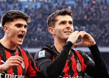 AC Milan se impone 3-0 contra Verona y es líder provisional