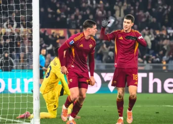 Roma gana 3-1 al Genoa y sigue el ritmo del trío de cabeza