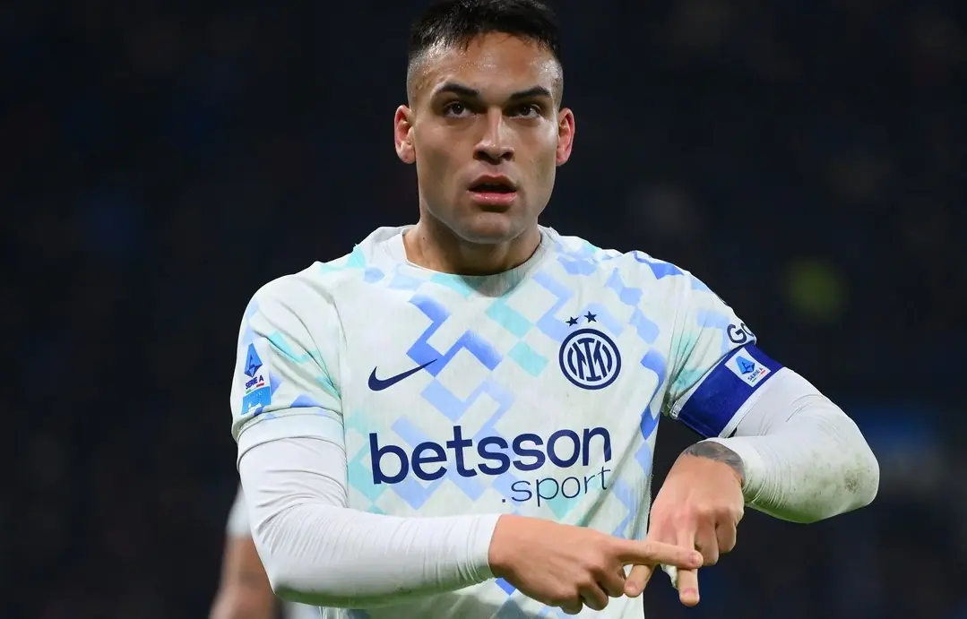 Lautaro Martínez mantiene líder al Inter, AC Milan y Nápoles acechan