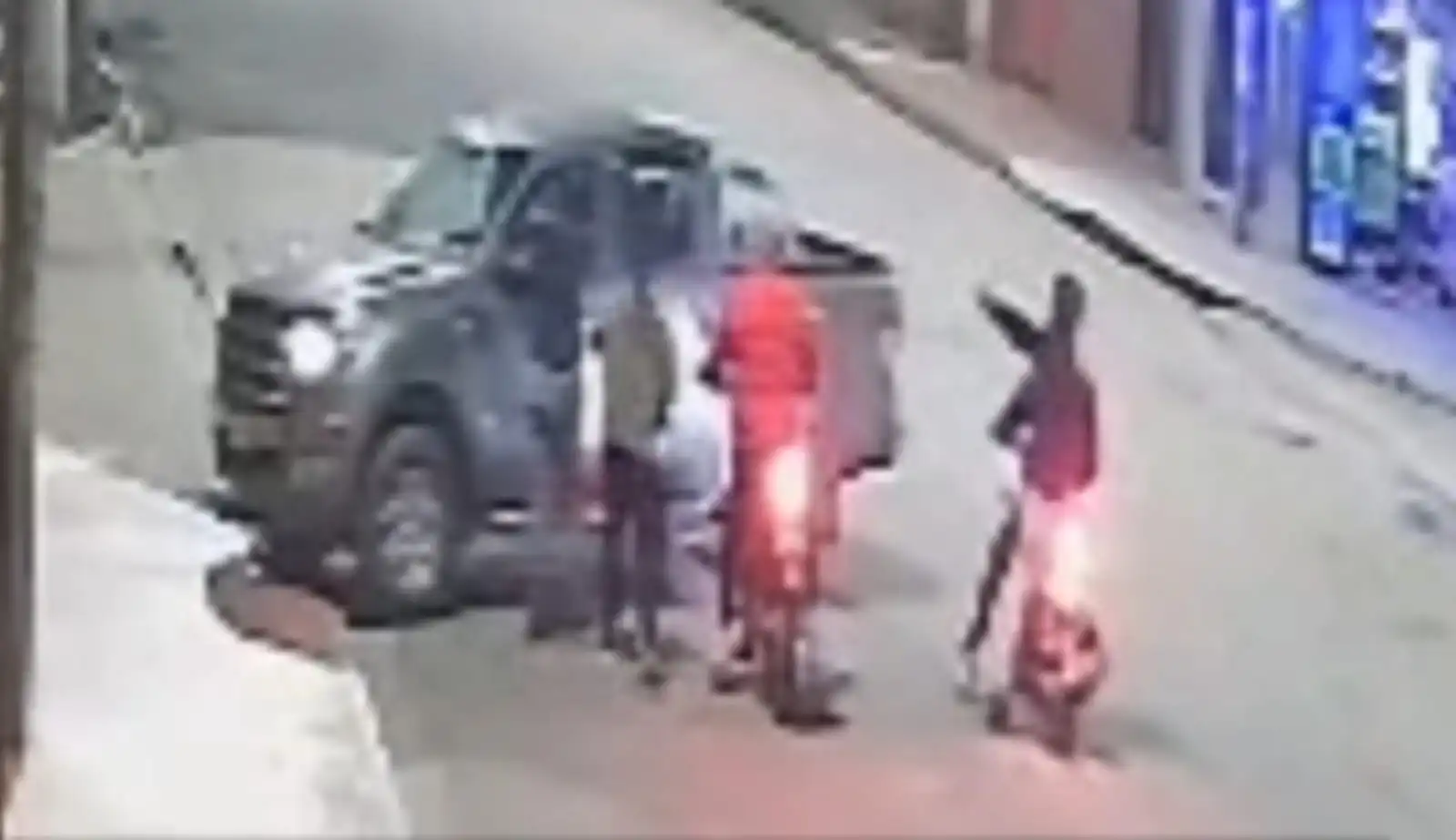 Los atracadores armados rodearon la camioneta/Captura de pantalla