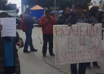 Vecinos de Ciudad Satélite se movilizaron en contra de las tarifas impuestas por choferes que prestan el servicio interciudad. FOTO: Captura ATB Digital
