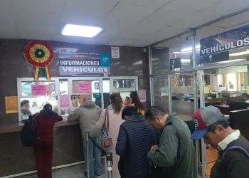 Contribuyentes pagan sus impuestos. FOTO: GAMLP