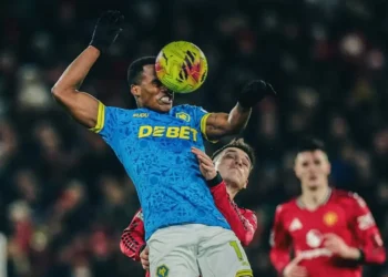 El colista hiela Old Trafford en la Premier League