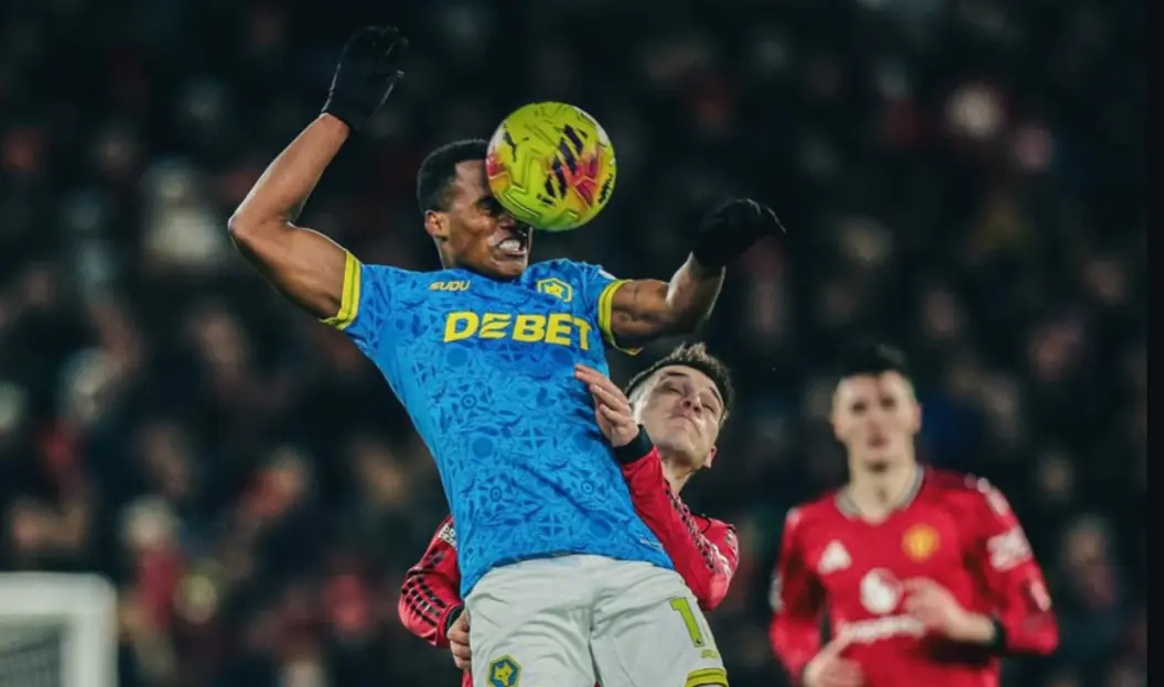 El colista hiela Old Trafford en la Premier League