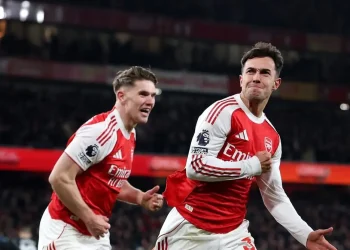 El líder Arsenal da un baño de realidad al Aston Villa