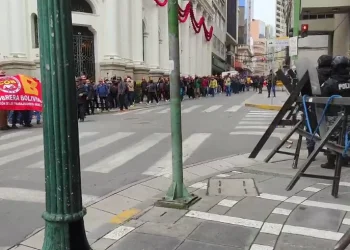 Policía gasifica marcha de la COB contra el Decreto 5503