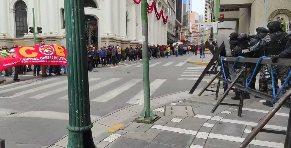 Policía gasifica marcha de la COB contra el Decreto 5503