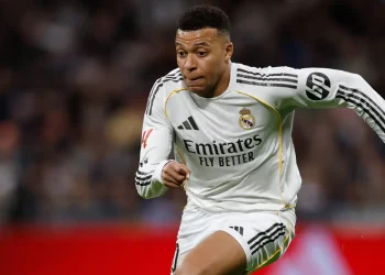 Mbappé estará de baja al menos tres semanas por molestias en rodilla