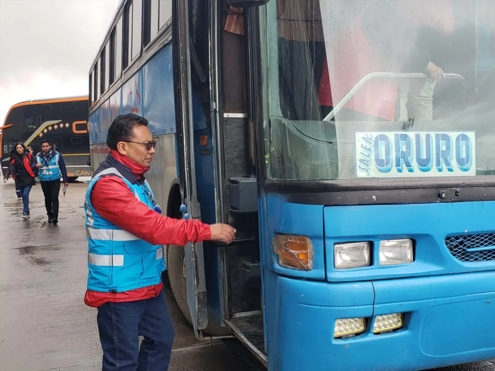 Personal de la ATT realiza operativos de control en las terminales terrestres. FOTO: ATT