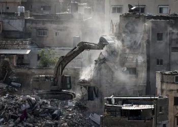Maquinaria pesada israelí demuele las construcciones/AFP