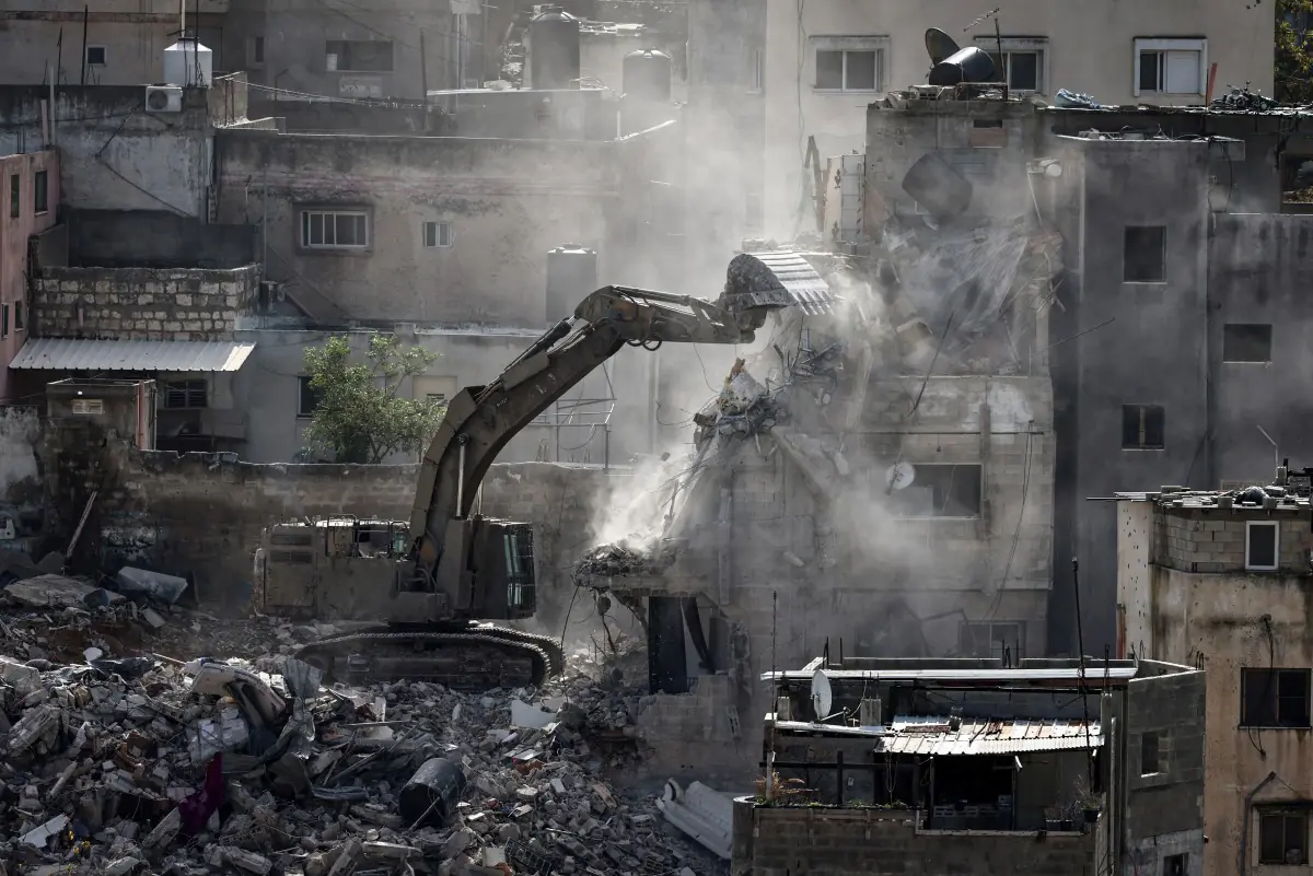 Maquinaria pesada israelí demuele las construcciones/AFP