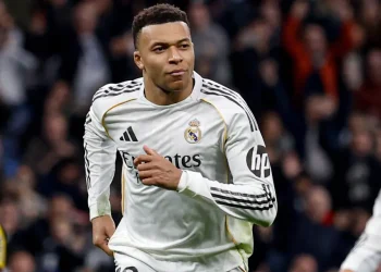 Real Madrid gana al Rayo 2-1 con gol de Mbappé de penal en el descuento