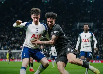 Manchester City y Aston Villa dejan que el líder Arsenal se escape