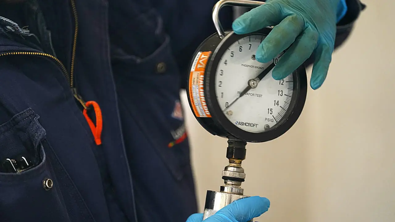 Análisis internacional certifica calidad de la Gasolina Especial Plus de YPFB