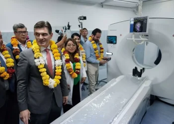 El presidente Rodrigo Paz en la entrega de un tomógrafo al Hospital Obrero de Tarija. FOTO: APG
