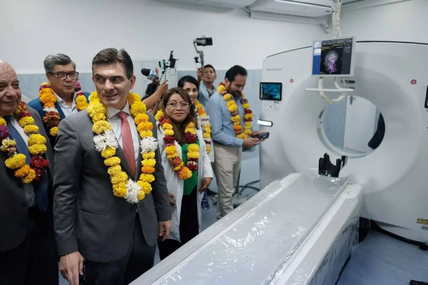 El presidente Rodrigo Paz en la entrega de un tomógrafo al Hospital Obrero de Tarija. FOTO: APG