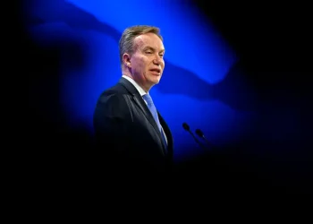 Foro de Davos investiga vínculos de su director ejecutivo con Epstein