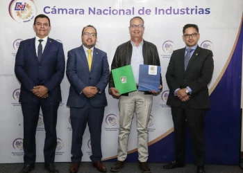 La Razón fortalece alianza con sector industrial y firma convenios con CNI y Cadinpaz