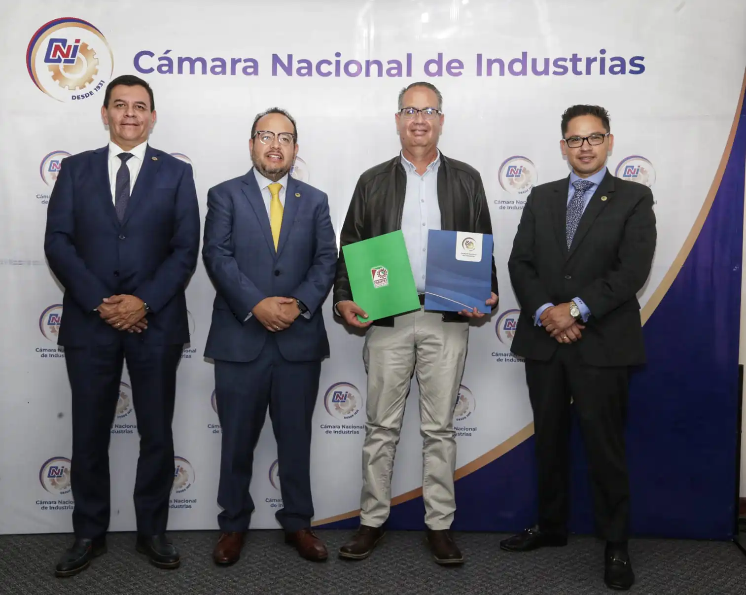 La Razón fortalece alianza con sector industrial y firma convenios con CNI y Cadinpaz