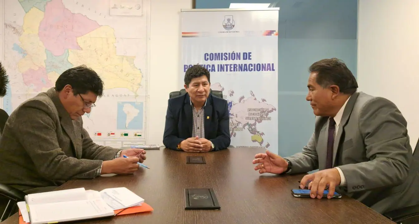 Cochi advierte que la totalidad del cuerpo diplomático del MAS sigue en funciones