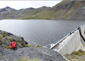 La Paz eleva alerta a naranja por rebalse en represas clave