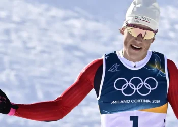 Klaebo inicia su camino al récord de oros olímpicos con título en esquiatlón