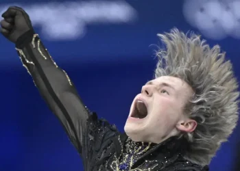 Malinin logra su primer oro olímpico con prueba por equipos de patinaje