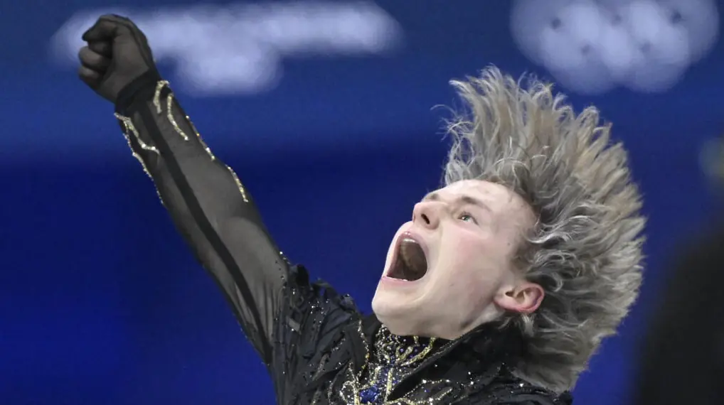 Malinin logra su primer oro olímpico con prueba por equipos de patinaje