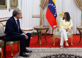 Rodríguez reafirma compromiso con estabilidad tras encuentro con Zapatero