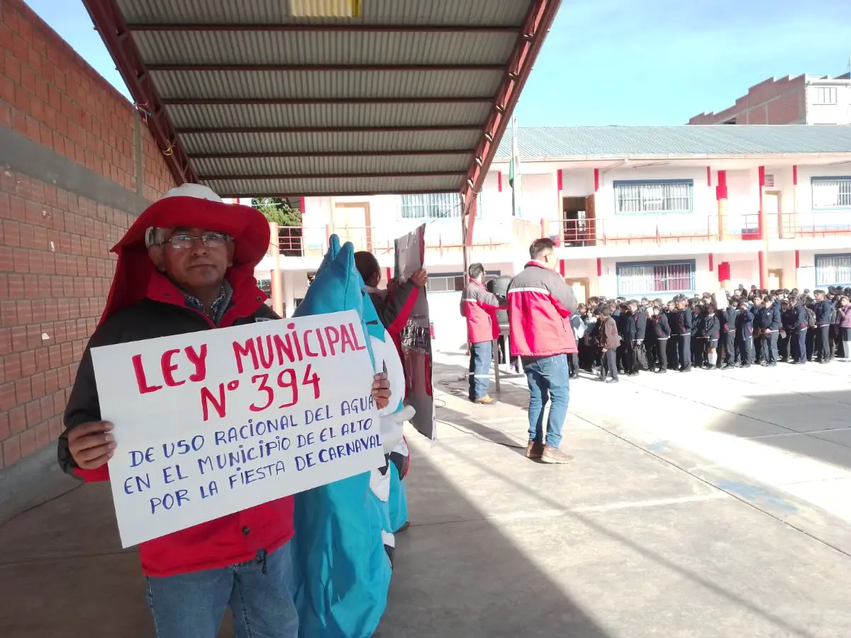 Funcionarios ediles de El Alto realizan campañas en colegios para evitar el derroche de agua durante el Carnaval. FOTO: GAMEA
