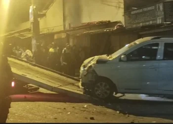 Un vehículo de transporte público causó un accidente la noche del domingo. FOTO: Captura RRSS