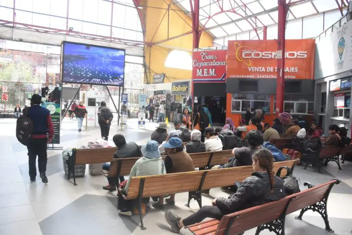 Sube el flujo de pasajeros en la Terminal de Buses de La Paz. FOTO: GAMLP