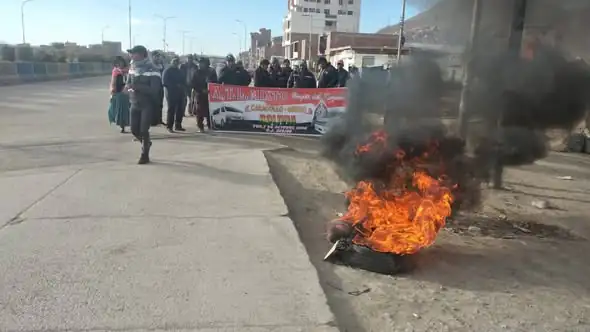 Uno de los puntos de bloqueo fue instalado en el ingreso a Oruro. FOTO: RRSS