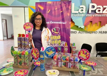 La Alcaldía de La Paz presentó las siete marcas de espumas de Carnaval para su venta. FOTO: GAMLP