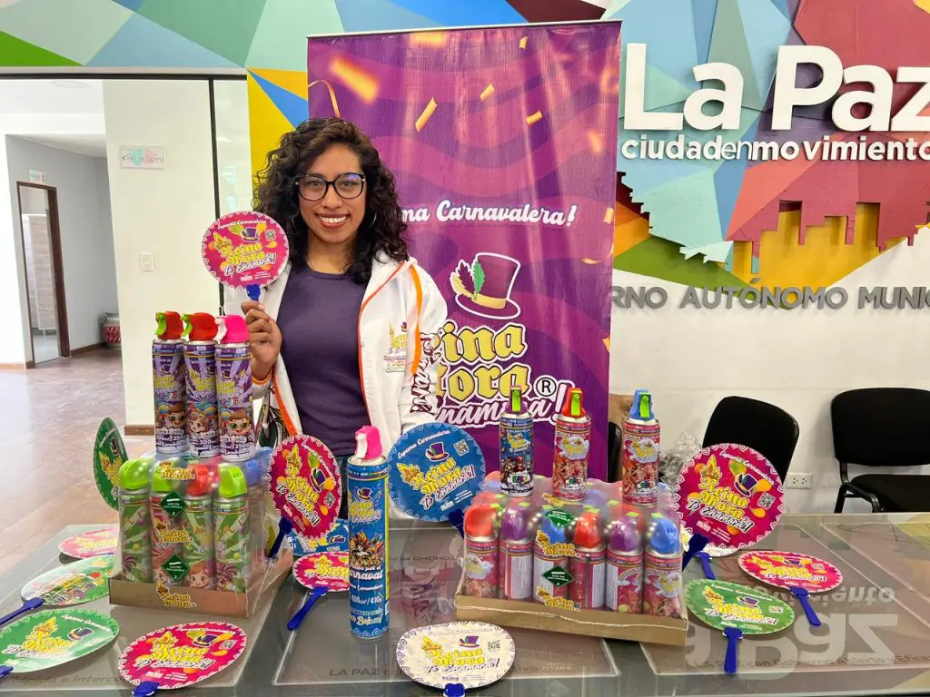 La Alcaldía de La Paz presentó las siete marcas de espumas de Carnaval para su venta. FOTO: GAMLP