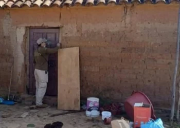 Personal de la FELCV en el domicilio de la víctima. FOTO; RRSS