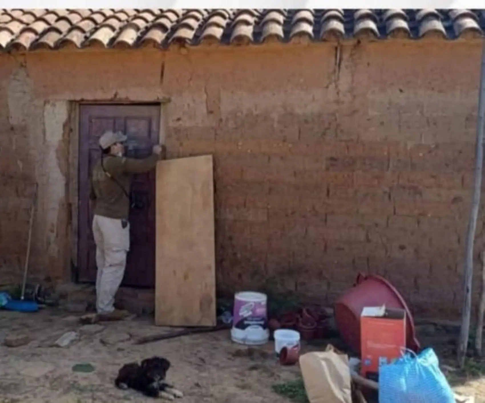 Personal de la FELCV en el domicilio de la víctima. FOTO; RRSS
