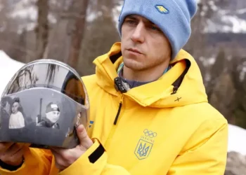 COI veta a Heraskevich por su casco memorial e indigna a Ucrania