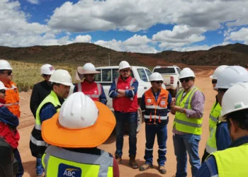 Bolivia y CAF inspeccionan el avance de obras viales clave en Oruro