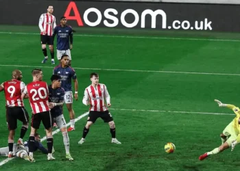 Arsenal deja dos puntos en Brentford y ya siente el aliento del City