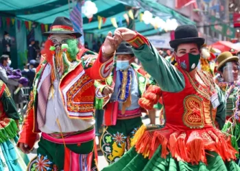 Una pareja baila la danza de chutas en el Jisk'a Anata. FOTO: GAMLP