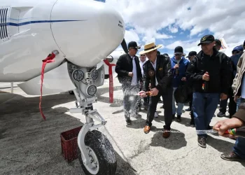 Paz ch’alla el avión presidencial y vehículos oficiales por Carnaval