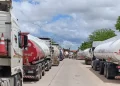 Tras 20 días de espera, cisterneros en Palmasola se reúnen con YPFB