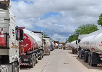 Tras 20 días de espera, cisterneros en Palmasola se reúnen con YPFB