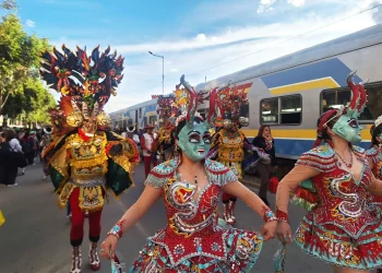 Danzarines del Carnaval de Oruro reciben al Tren Carnavalero de Ferroviaria Andina a su llegada a la ciudad.