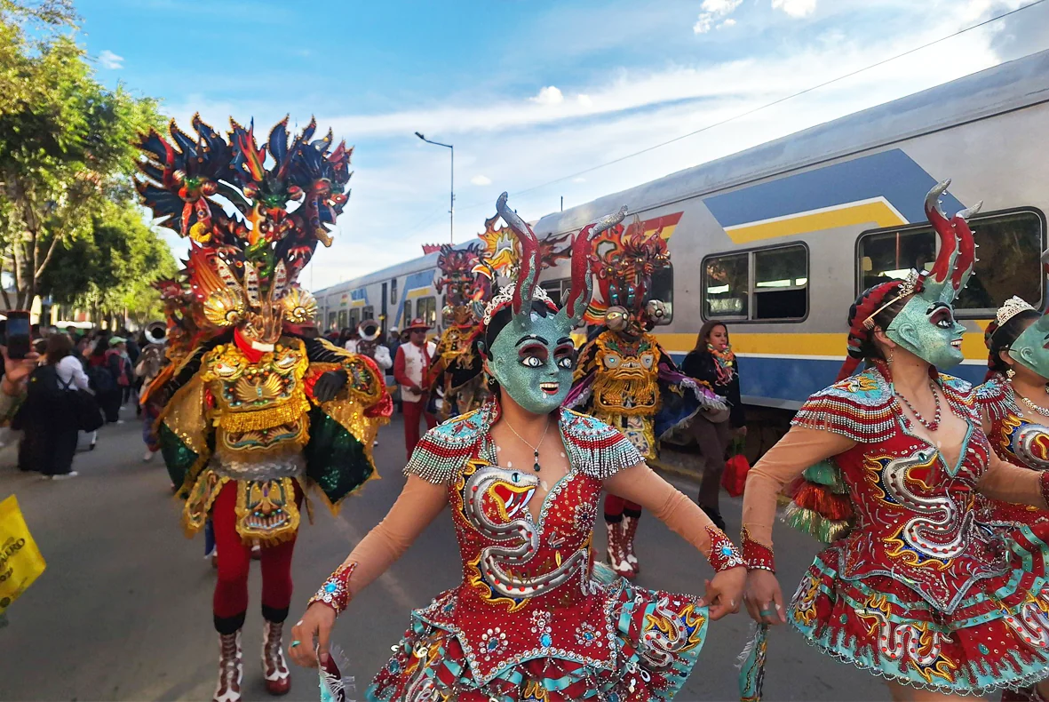 Danzarines del Carnaval de Oruro reciben al Tren Carnavalero de Ferroviaria Andina a su llegada a la ciudad.