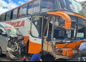 Choque entre bus y minibús deja 11 heridos en carretera Sucre–Potosí