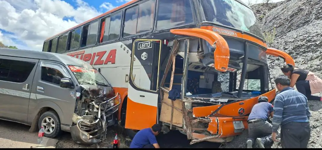 Choque entre bus y minibús deja 11 heridos en carretera Sucre–Potosí