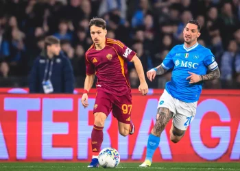 El Napoli remonta y salva un empate en casa ante la Roma
